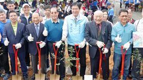 歷任宜蘭市長齊聚種紫薇　慶城市升格80週年為慶祝宜蘭市升格80週年，市公所28日邀請現任市長江聰淵（前左起），歷任的市長林建榮、吳攀龍、黃定和、吳國裕、呂國華等，一起在市區種植紫薇，打造「紫薇迎賓大道」，美化市容。（宜蘭市公所提供）中央社記者沈如峰宜蘭縣傳真　109年10月28日