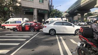 孕婦駕BMW闖紅燈　5車連撞7人傷