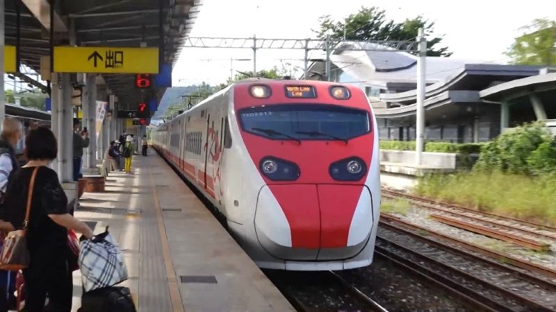 普悠瑪「突關車門」　乘客遭夾拉傷