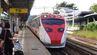 普悠瑪「突關車門」　乘客遭夾拉傷