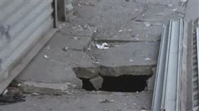 人行道突然裂開一個大洞，深度至少3.6公尺。（圖／翻攝自推特） 