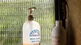 浴室 沐浴乳 洗髮精
https://www.flickr.com/photos/81968633@N04/7508986324/in/photolist-crxw2s-AMkkKr-NHDsdt-2hz4hmo-jkywF3-zps1pz-Tnrb8J-2iJpFZD-pgxZZs-5Kt2Dd-MgYm1L-2hsfQm9-bqg6jJ-2hsHC1P-A9npwq-9nJQsT-23zaXx