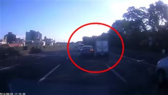 國道逼車害貨車翻覆　運將：以為會死