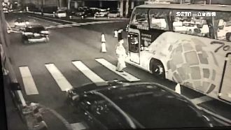 屏東遊覽車駕駛拒車輛分流　企圖撞警