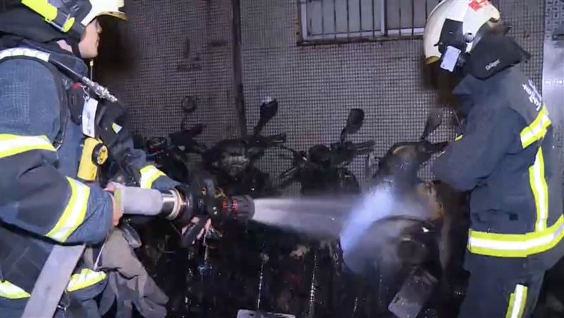 新／北市機車突竄火　6車燒到剩骨架