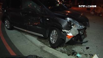 台中轎車左轉撞2車　車卡水泥柱慘毀