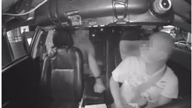 台中酒客狂盧還出拳　小黃一招神反制(圖/翻攝畫面)
