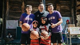 高國豪與田浩一同造訪「上帝的部落」司馬庫斯。（圖／新竹攻城獅提供）