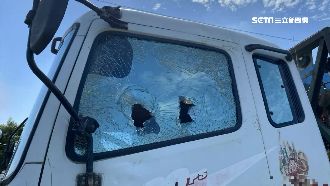 叭一聲惹不滿　男路中3度舉棒砸貨車