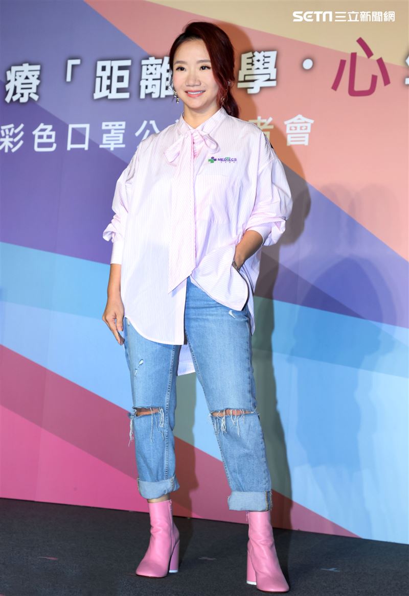 陶晶瑩大膽玩色為醫療公益活動暖心獻愛。（記者邱榮吉/攝影）