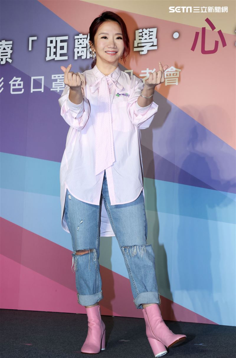 陶晶瑩大膽玩色為醫療公益活動暖心獻愛。（記者邱榮吉/攝影）
