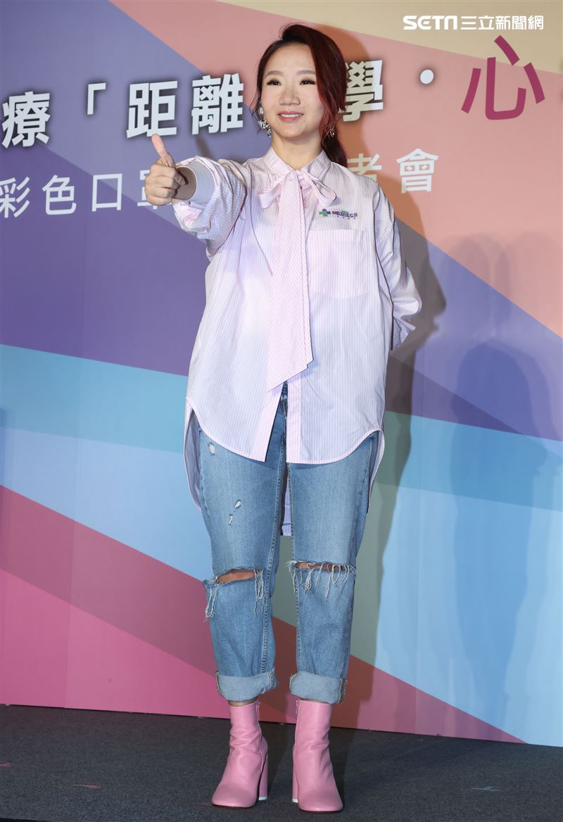 陶晶瑩大膽玩色為醫療公益活動暖心獻愛。（記者邱榮吉/攝影）