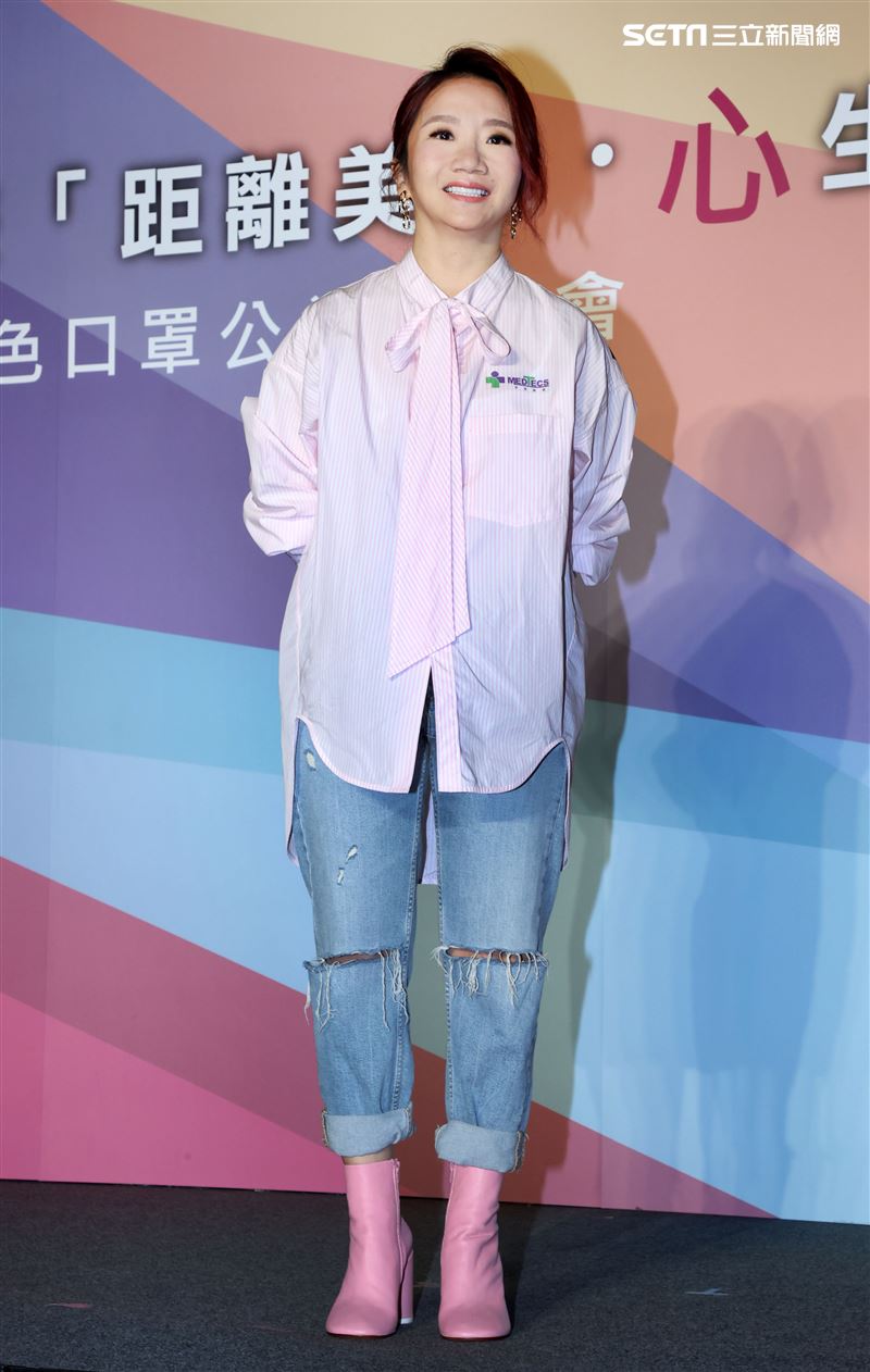 陶晶瑩大膽玩色為醫療公益活動暖心獻愛。（記者邱榮吉/攝影）