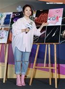 陶晶瑩大膽玩色為醫療公益活動暖心獻愛。（記者邱榮吉/攝影）