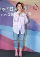 陶晶瑩大膽玩色為醫療公益活動暖心獻愛。（記者邱榮吉/攝影）