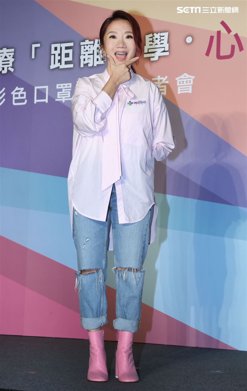 陶晶瑩大膽玩色為醫療公益活動暖心獻愛。（記者邱榮吉/攝影）