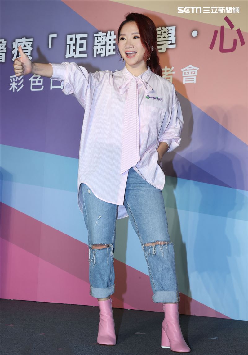 陶晶瑩大膽玩色為醫療公益活動暖心獻愛。（記者邱榮吉/攝影）