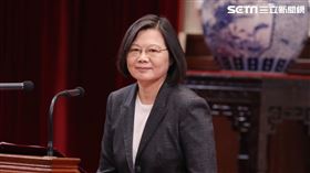 蔡英文接見「109年中華民國優良商人、優良外國駐臺商務單位、優良外商、優良臺灣老店暨在地特色老店、創新菁英老店、南臺灣大餅節傳承及創新獎得獎人」。（圖／總統府提供）