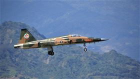 F-5E墜海飛官殉職  失事原因待查空軍第七聯隊一架F-5E戰機在台東執行任務，起飛不到2分鐘因不明原因墜落志航基地北方海域，飛行員朱冠甍上尉跳傘後仍殉職。空軍指出，這次是進行基本戰術攻防任務，天氣狀況符合訓練標準，肇事原因待進一步釐清。圖為失事戰機的資料照片。（邱銘源提供）中央社記者黃旭昇傳真  109年10月29日