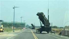 馬路上驚見「飛彈」呈預備姿勢…嘉義人全看傻：要迴避嗎？（圖／翻攝自嘉義市大小事）