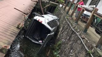 失控衝大水溝　女駕駛奇蹟毫髮無傷