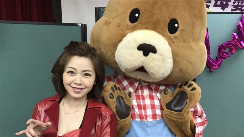 她扮「緋紅女巫」突襲醫院　病童嗨爆