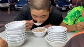 ▲桃園市中平國小小選手一口氣吃了15晚火雞肉飯與1碗湯。（圖／翻攝自教練臉書）
