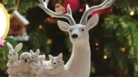 婦人看見精緻的馴鹿裝飾品，心動打算買。（圖／翻攝自臉書） 