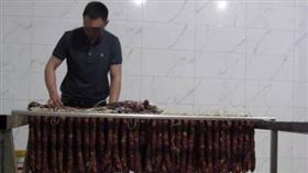 ▲四川查出問題豬肉。（圖／翻攝自微博）