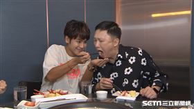 鼓鼓送上龍蝦蝦膏給趙哥品嚐