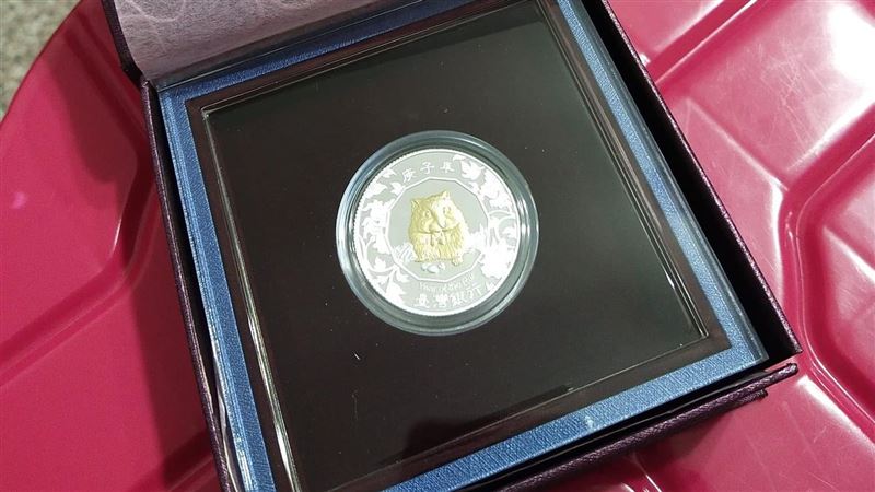 尪討紀念幣賣客戶　她怒：這你送我的