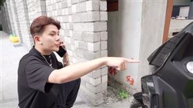 孫生機車遭撞傷。（圖／翻攝自YouTube）