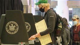 美總統大選紐約提前投票  選民掃描選票美國總統大選倒數，提前投票的紐約選民美東時間28日在麥迪遜花園廣場大廳的投票所使用選票掃描器。中央社記者尹俊傑紐約攝  109年10月29日