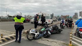 台北,中興橋,機車,車禍,送醫（圖／翻攝畫面）