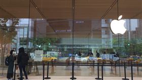iphoneSE 第二代4月24日（4/24）開賣，蘋果，蘋果門市。（圖／記者簡若羽攝影）