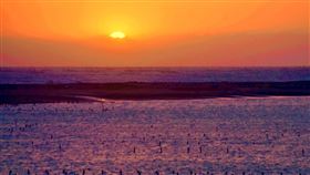 白水湖壽島美景暗藏危險電影「消失的情人節」在嘉義縣沿海東石鄉取景拍攝，帶動東石景點白水湖、壽島觀光，吸引不少遊客來此朝聖，觀賞海景、夕陽，在沙灘踏浪，但滿潮時，壽島沙灘整片會被海水淹沒，有危險性。中央社記者蔡智明攝　109年10月30日