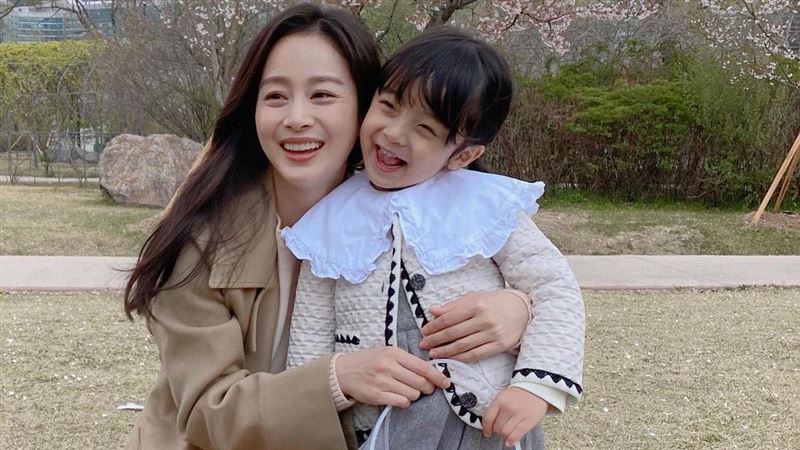 金泰希「女兒」近照曝！5歲腿長驚人