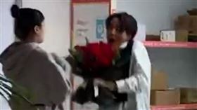 求婚藏紙箱…男捧玫瑰花蹦出來　驚見陌生女結局神展開
圖翻攝自微博