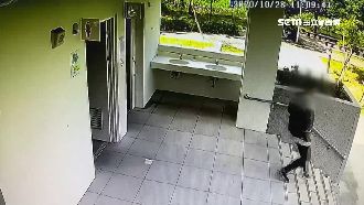 尾隨女子進公廁　偷拍狼門縫偷拍遭踩