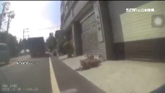 大貨車爆胎爆炸　騎士遭灰塵噴傷送醫