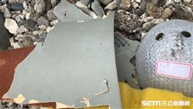 貼「朱冠甍」頭盔被沖上岸…F-5E戰機殘骸台東海邊尋獲
圖／翻攝畫面