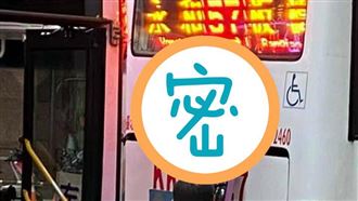 公車煞不住　照後鏡「插進」前車屁股
