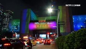 台北市府廣場前，從29日晚間6點開始舉行為期3天的「彩虹燈光投影秀」。