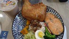 雙主菜,便宜,珍奶,雞腿,鮭魚（圖／翻攝自PTT）