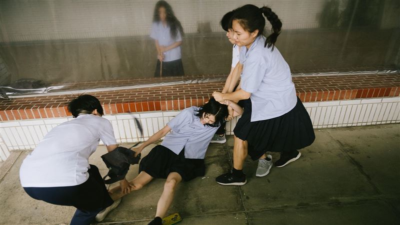 揭高中不堪回憶　女星遭同學集體圍毆