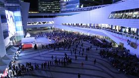 20201030全家集合南港中信金融園區　下午萬聖節闖關晚間大螢幕直播中職總冠軍賽。（圖／中信銀行提供）