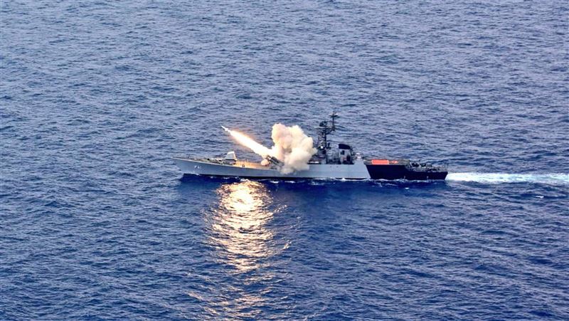 嚇阻中國！印度海軍戰艦試射反艦飛彈