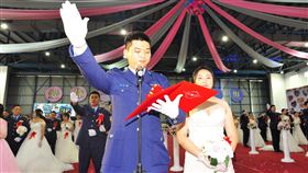 空軍集團結婚　宣誓代表夫妻都是F-5飛官109年空軍集團結婚30日下午在空軍台南基地舉行，代表宣誓的新人黃泓瑜（前左）、郭馨儀（前右）都是F-5戰機飛行員。（讀者提供）中央社記者楊思瑞台南傳真　109年10月30日