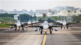 空軍第1聯隊8架IDF戰機昨日返回台南基地，1聯隊安排編號1624號彩繪機做前鋒，9架IDF戰機編隊滑行，在眾人面前呈現大象走路之姿，展現王者歸來的磅礴氣勢。空軍第1聯隊昨安排飛行員眷屬到場迎接，並且共同慶祝飛行員在此次天龍操演中獲得優異成績。（圖／青年日報提供）