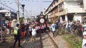 二水國際跑水節登場　民眾搶拍蒸汽火車